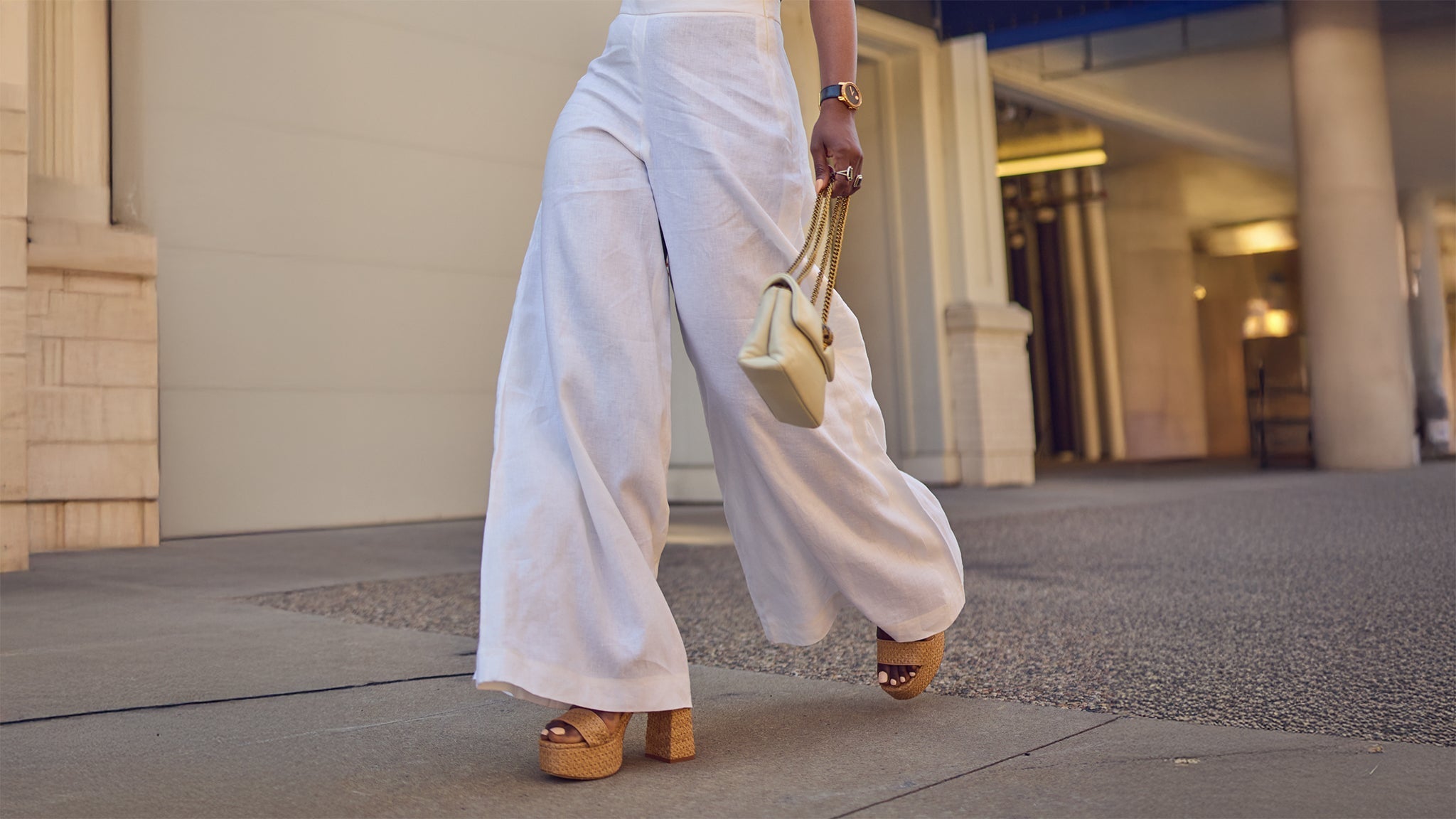 How to Wear Summer Essentials: White Linen Pants and Raffia Sandals Farotelle How to Wear Summer Essentials: White Linen Pants and Raffia Sandals Farotelle