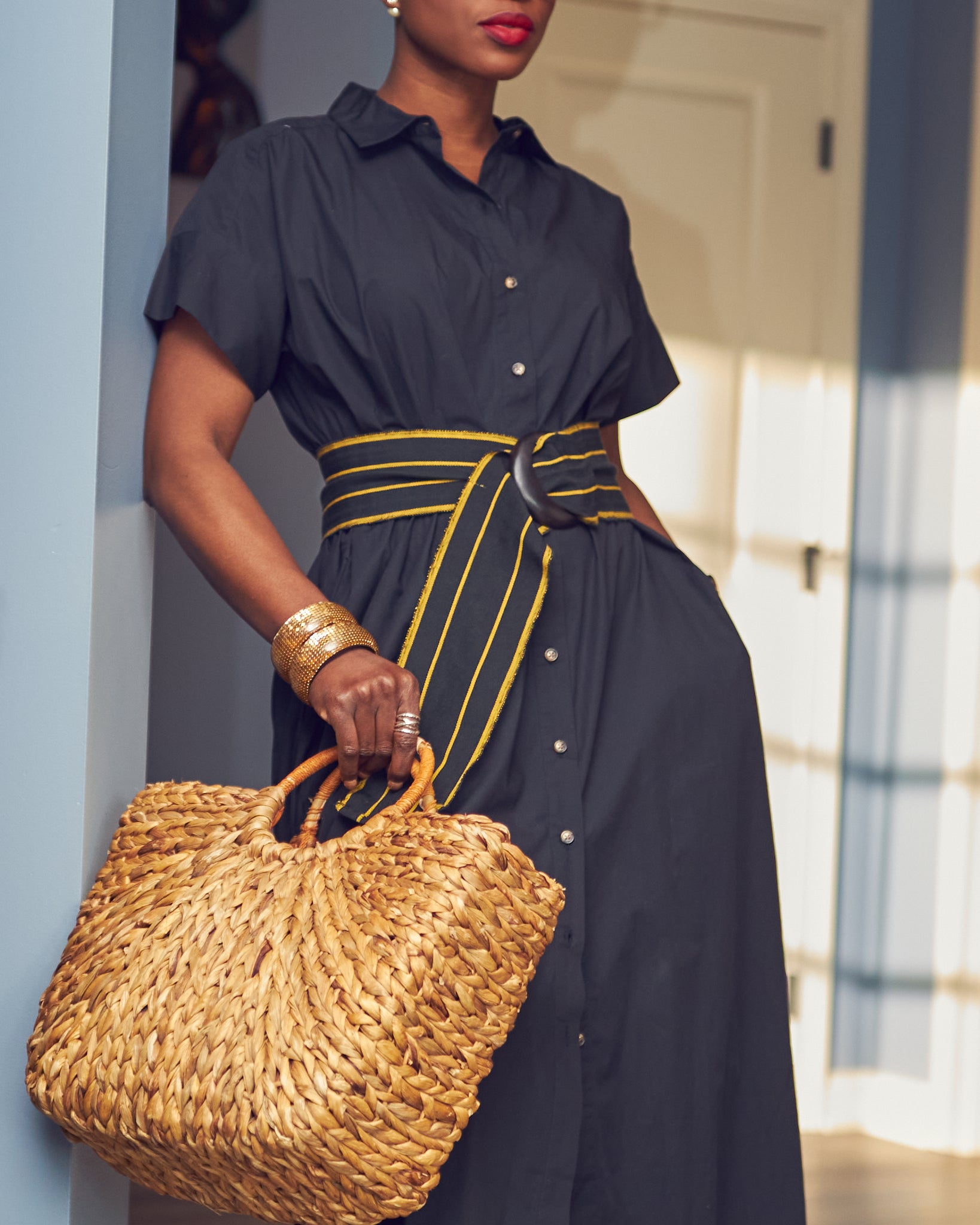 Monochrome black dress outfit, Summer dress style inspo, how to style a wide sash belt, Loft black maxi shirtdress outfit, simple Summer outfit ideas, elevated casual outfit ideas, Farotelle brand sash belt, Pagne tissé kita kente, Farotelle fashion blog, Minneapolis fashion blogger
