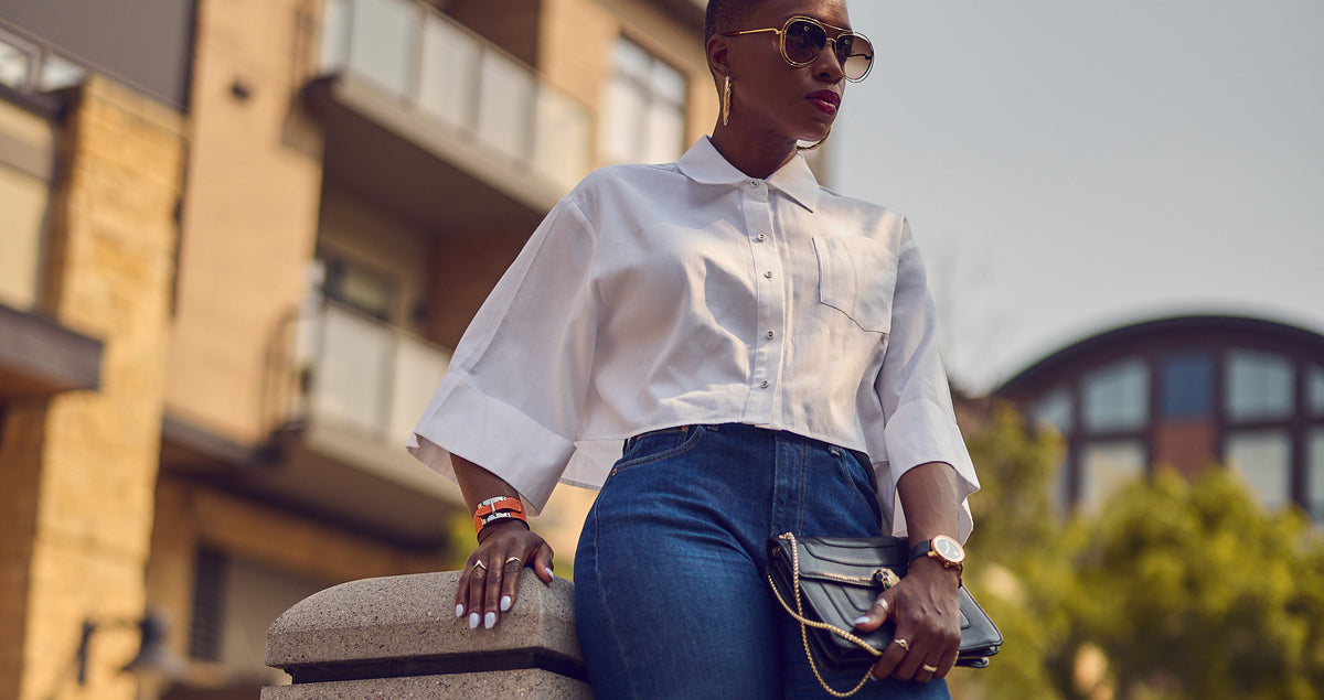 Influencer Farotelle wearing a blue jeans and white shirt outfit.