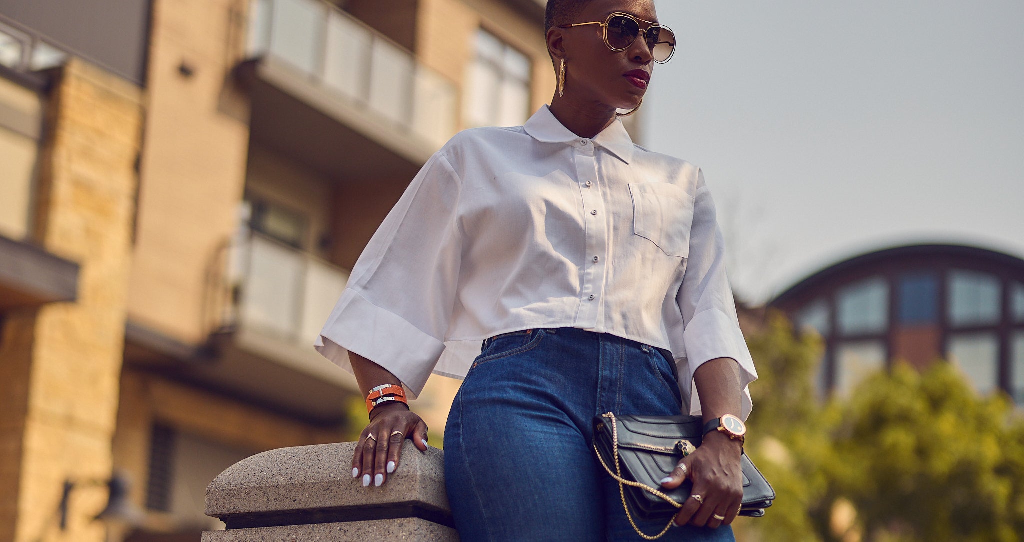 Influencer Farotelle wearing a blue jeans and white shirt outfit.