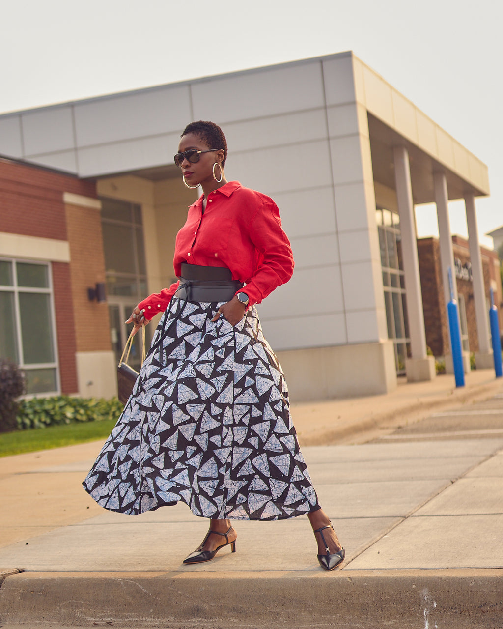 Spring and Summer skirt outfits, adire batik print skirt, how to style a full printed skirt, colorful linen shirt style, Gap linen collection, color-blocked Summer outfit, workwear ideas, black and white outfits, classic fashion, feminine style, Farotelle fashion blog, top Minneapolis fashion influencer