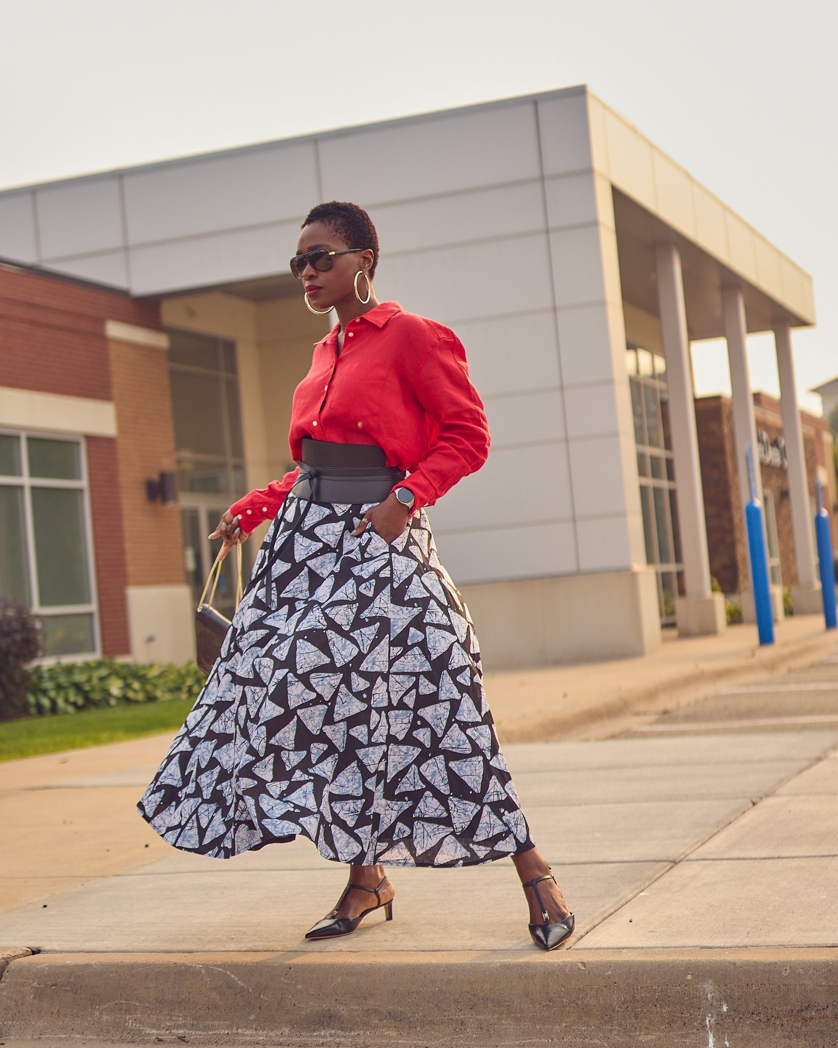 Spring and Summer skirt outfits, adire batik print skirt, how to style a full printed skirt, colorful linen shirt style, Gap linen collection, color-blocked Summer outfit, workwear ideas, black and white outfits, classic fashion, feminine style, Farotelle fashion blog, top Minneapolis fashion influencer