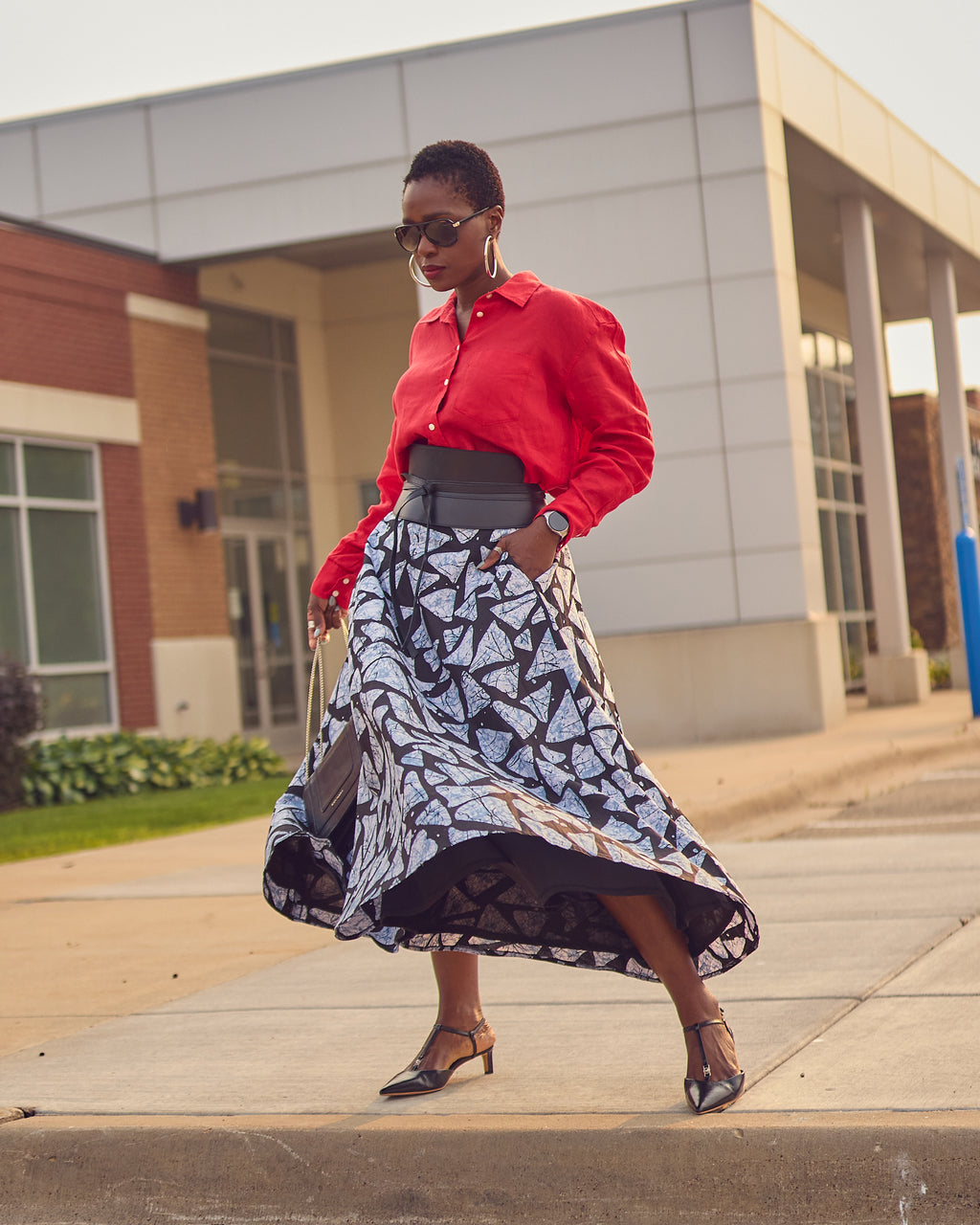 Spring and Summer skirt outfits, adire batik print skirt, how to style a full printed skirt, colorful linen shirt style, Gap linen collection, color-blocked Summer outfit, workwear ideas, black and white outfits, classic fashion, feminine style, Farotelle fashion blog, top Minneapolis fashion influencer