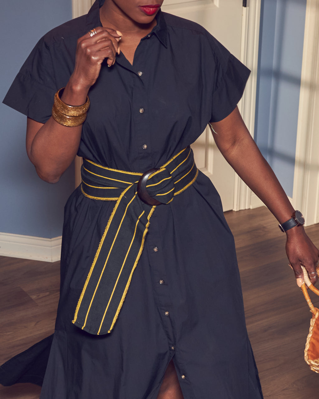 Monochrome black dress outfit, Summer dress style inspo, how to style a wide sash belt, Loft black maxi shirtdress outfit, simple Summer outfit ideas, elevated casual outfit ideas, Farotelle brand sash belt, Pagne tissé kita kente, Farotelle fashion blog, Minneapolis fashion blogger