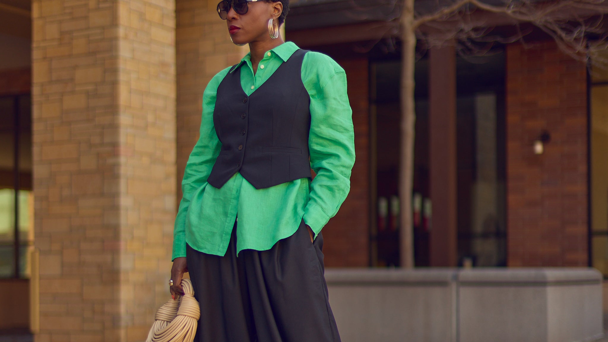 How to style balloon pants, Spring and Summer workwear looks, corporate fashion, what to wear to the office, classic women style, harem pants outfits, color-blocked outfits, oversized green linen shirt, Farotelle fashion blog, Minneapolis top fashion influencer